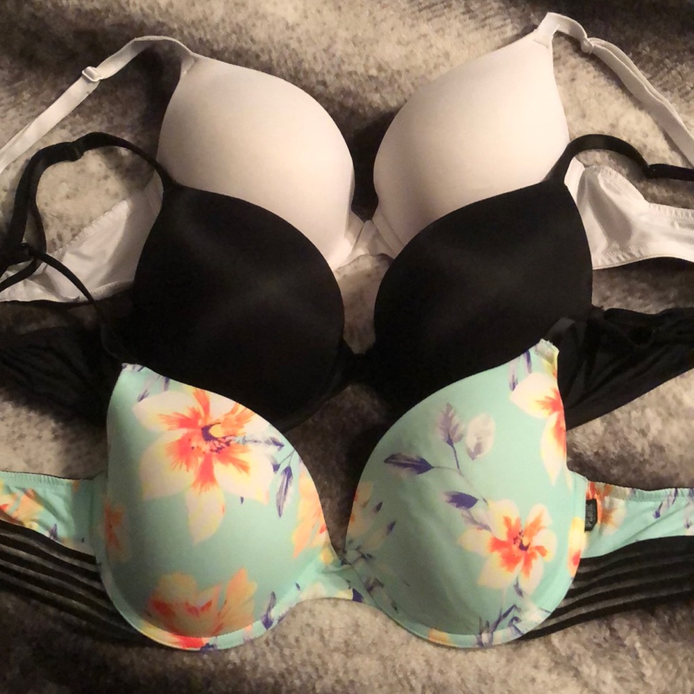 Victoria’s Secret Pink Bras. (3)